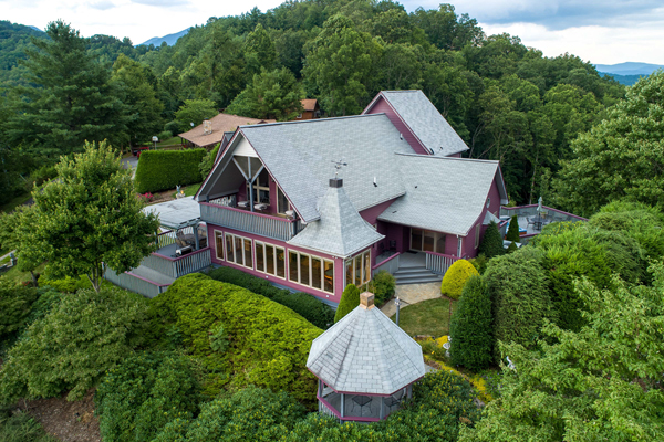 Eagles Nest Lodge  with scenic mountain views